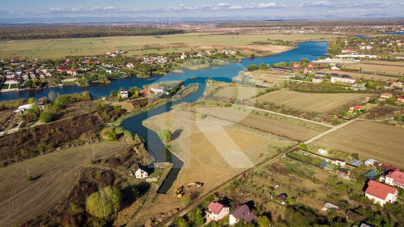 Teren. Acesta este momentul tau de a investi intr-un loc de poveste pe malul lacului.